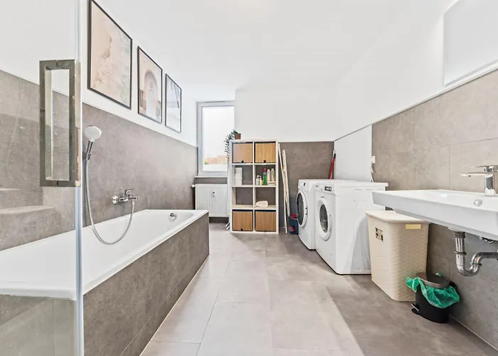 Cosy With Balcony And Fireplace شقة