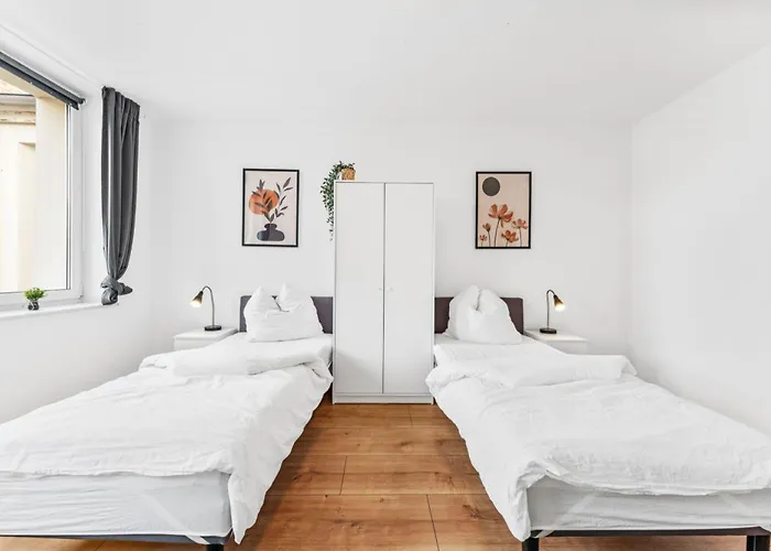 Cosy With Balcony And Fireplace شقة